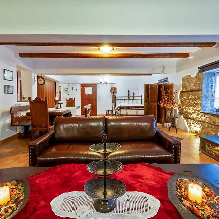 Manor House Est. 1890 كاستوريا