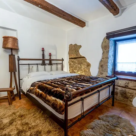 Manor House Est. 1890 كاستوريا