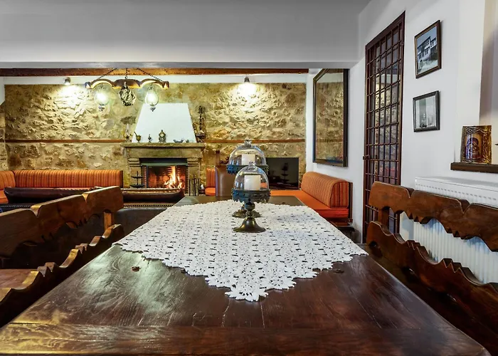 Manor House Est. 1890